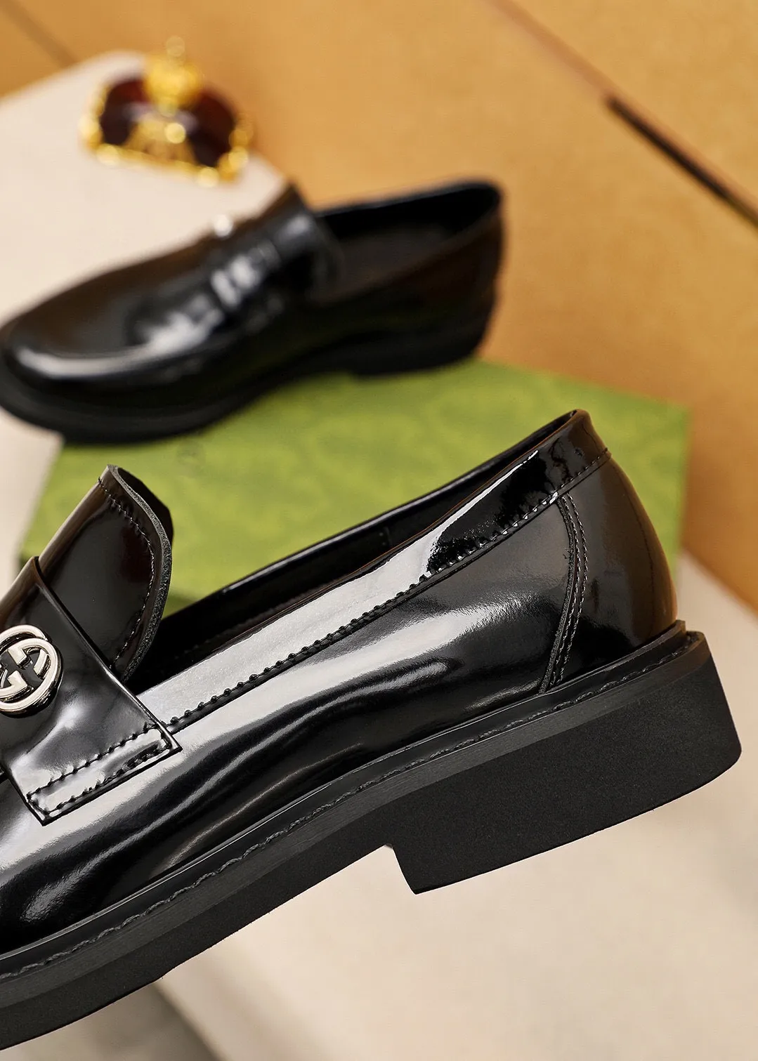 Men's shoes 💰560 💐 Product trademark: GUCCI "Gucci" casual leather shoes Regular size: 38-44 (45🉑️customized) Product materials: Selected imported first-layer open-edge beaded calfskin upper + classic hardware buckle, imported water-dyed cowhide leather lining. Strong three-dimensional visual effect, rubber outsole Color: 2⃣️colors available